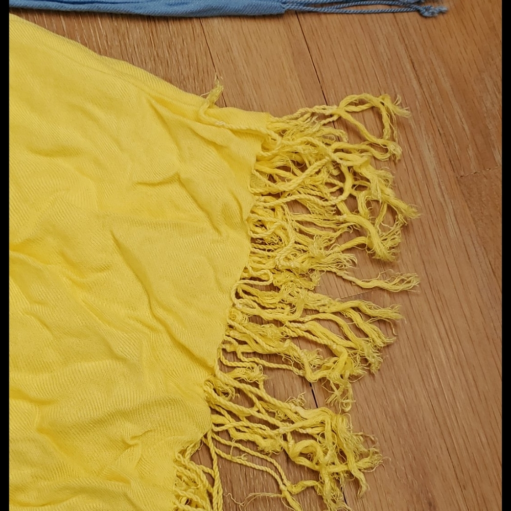 Scarves/Wraps - image 2